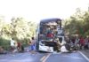Ônibus e carreta se envolvem em acidente grave e deixam mortos e feridos na BR-020, em Formosa