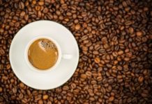 Jovem de 29 anos morre por overdose de cafeína; entenda os riscos