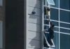 Homem salva menina de 3 anos de cair da janela do 8º andar de prédio