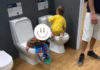Menino faz o ‘número dois’ em sanitário de mostruário de loja, e o pai tem que ‘resolver’