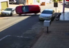 Motorista bate em carro estacionado e capota, em Anápolis; vídeo