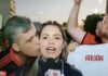 Jornalista que cobria semifinal da Libertadores é assediada ao vivo e homem é preso