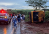 Ônibus escolar capota e deixa 13 feridos