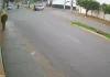 Jovem e filhas são atropeladas enquanto esperavam para atravessar rua em Petrolina de Goiás; vídeo