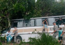 Após acidente envolvendo ônibus escolar, policiais resgatam alunos pelas janelas