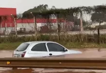 Goiânia: chuvas intensas fazem trecho da GO-060 alagar; carro fica parcialmente submerso
