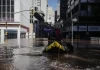Repórter treme ao navegar por ruas alagadas do RS em clima de terror