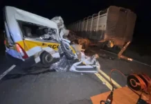 Polícia faz simulação de acidente entre van e caminhão que matou 5 estudantes na GO-518