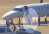 Vídeo: Moraes e esposa desembarcam de avião de Vorcaro após novo contrato de R$ 50 milhões